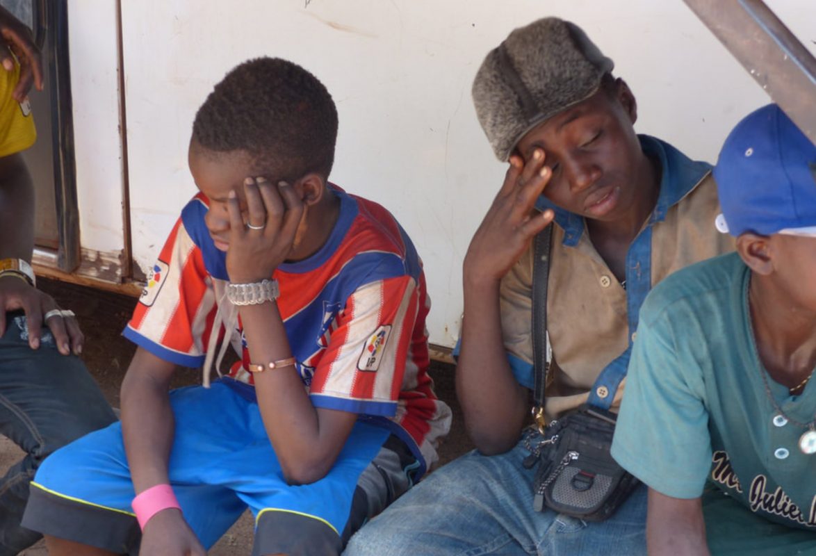 Article : La famille, l&rsquo;&eacute;cole, la rue : une jeunesse et un avenir qui s&rsquo;&eacute;touffent